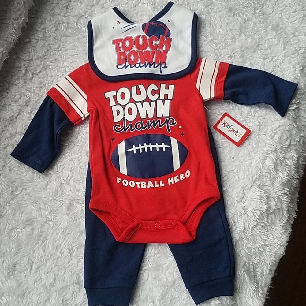 Football 3 piece outfit with matching bib NWT